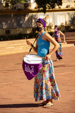 Bloco Nao e Nao ve Coro Mulher - Korkusuz Şarkı 'nın hazırlık ve performansının fotoğrafı. - Hiç de bile! Salgın zamanlarında.