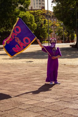 Bloco Nao e Nao ve Coro Mulher - Korkusuz Şarkı 'nın hazırlık ve performansının fotoğrafı. - Hiç de bile! Salgın zamanlarında.