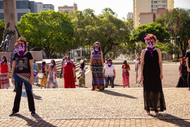 Bloco Nao e Nao ve Coro Mulher - Korkusuz Şarkı 'nın hazırlık ve performansının fotoğrafı. - Hiç de bile! Salgın zamanlarında.