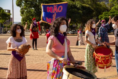 Bloco Nao e Nao ve Coro Mulher - Korkusuz Şarkı 'nın hazırlık ve performansının fotoğrafı. - Hiç de bile! Salgın zamanlarında.