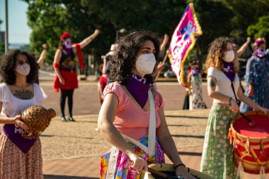Bloco Nao e Nao ve Coro Mulher - Korkusuz Şarkı 'nın hazırlık ve performansının fotoğrafı. - Hiç de bile! Salgın zamanlarında.