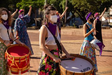 Bloco Nao e Nao ve Coro Mulher - Korkusuz Şarkı 'nın hazırlık ve performansının fotoğrafı. - Hiç de bile! Salgın zamanlarında.
