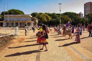 Bloco Nao e Nao ve Coro Mulher - Korkusuz Şarkı 'nın hazırlık ve performansının fotoğrafı. - Hiç de bile! Salgın zamanlarında.