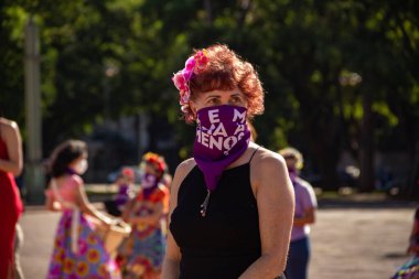  Bloco Nao e Nao ve Coro Mulher - Korkusuz Şarkı 'nın hazırlık ve performansının fotoğrafı. - Hiç de bile! Salgın zamanlarında.