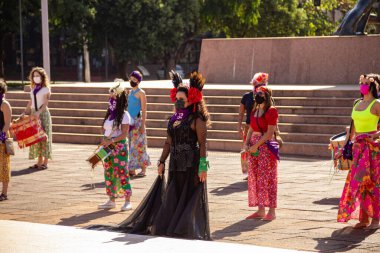 Bloco Nao e Nao ve Coro Mulher - Korkusuz Şarkı 'nın hazırlık ve performansının fotoğrafı. - Hiç de bile! Salgın zamanlarında.