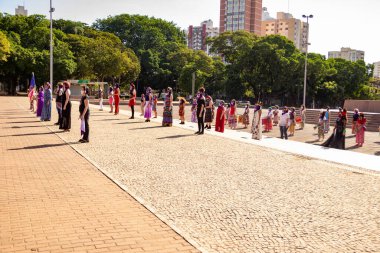  Bloco Nao e Nao ve Coro Mulher - Korkusuz Şarkı 'nın hazırlık ve performansının fotoğrafı. - Hiç de bile! Salgın zamanlarında.
