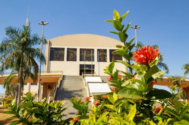 Goias 'taki Trindade şehrinde ebedi İlahi Babamızın Bazilika Tapınağı manzarası.