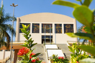 Goias 'taki Trindade şehrinde ebedi İlahi Babamızın Bazilika Tapınağı manzarası.