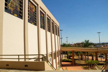 Goias 'taki Trindade şehrinde ebedi İlahi Babamızın Bazilika Tapınağı manzarası.