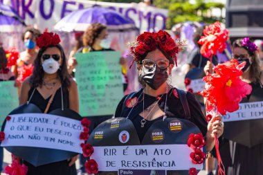 Brezilya Başkanı Bolsonaro 'ya karşı yapılan bir protesto sırasında çekilmiş bir fotoğraf. Aşı alımında görevi kötüye kullanmakla suçlanıyor..