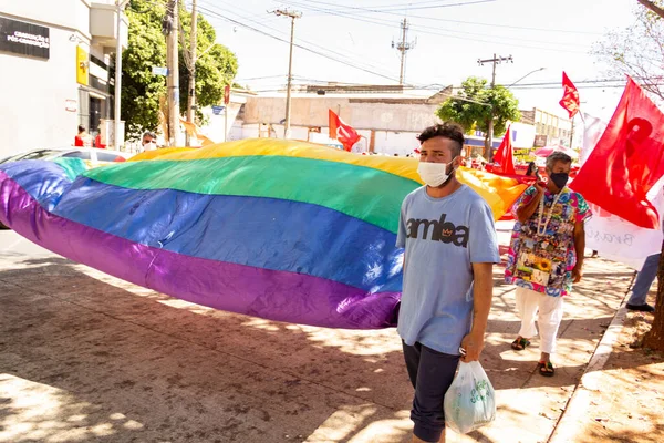 在对巴西总统亚尔 博尔索纳罗的抗议活动中 一些人拿着一面巨大的彩虹旗 象征Lgbtqi — 图库照片