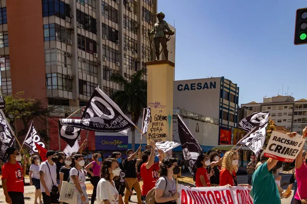 Protestujący Plakatami Flagami Przechodzącymi Przez Plac Bandeirante Goiania Protest Przeciwko — Zdjęcie stockowe