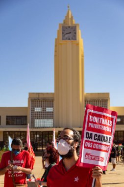Goiania 'daki İşçi Meydanı' nda posterleri ve bayrakları olan protestocular. Arka planda Frei Confaloni Müzesi var. Brezilya cumhurbaşkanına karşı protesto. 24J.