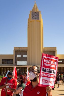  Goiania 'daki İşçi Meydanı' nda posterleri ve bayrakları olan protestocular. Arka planda Frei Confaloni Müzesi var. Brezilya cumhurbaşkanına karşı protesto. 24J.