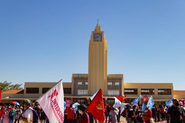 Goiania 'daki İşçi Meydanı' nda posterleri ve bayrakları olan protestocular. Arka planda Frei Confaloni Müzesi var. Brezilya cumhurbaşkanına karşı protesto. 24J.