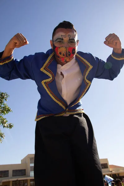 Jeune Homme Costume Sur Pilotis Avec Ciel Bleu Musée Frei — Photo