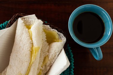 Mozarella ile doldurulmuş iki tapyoka ve masaya bir fincan kahve..