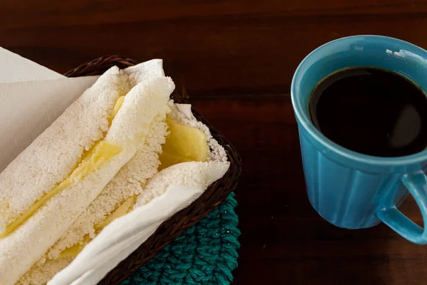 Zwei Tapiocas Gefüllt Mit Mozzarella Und Einer Tasse Kaffee Auf — Stockfoto