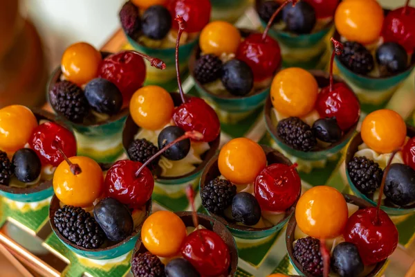 四个不同的水果 排成小碗 放在装饰好的自助餐桌上 供聚会用 — 图库照片