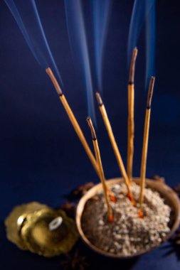 13. Cuma. Biraz tütsü yakar, etrafı temizlemek için güzel kokulu bir duman yayar..