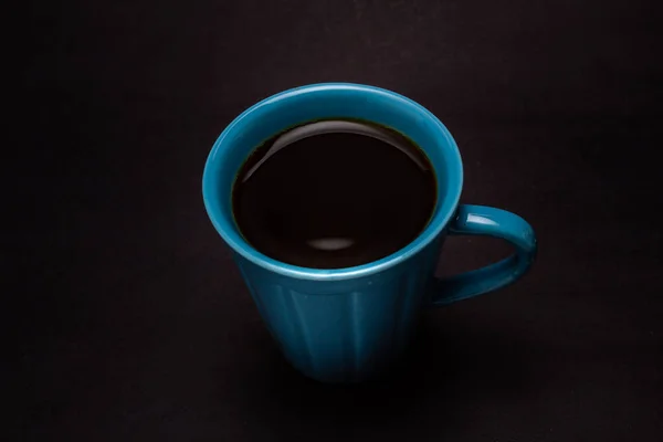 Taza Azul Con Café Negro Sobre Fondo Negro —  Fotos de Stock