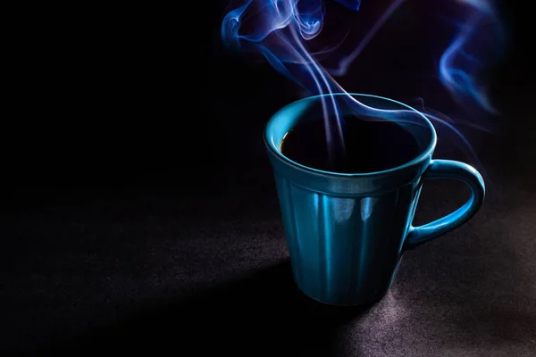 Блакитна Чашка Повна Чорної Кави Пари Виходить Чорному Тлі — стокове фото