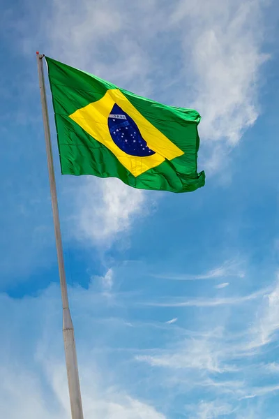 Det Brasilianske Flagget Som Vaier Masten Med Blå Himmel Skyer – stockfoto