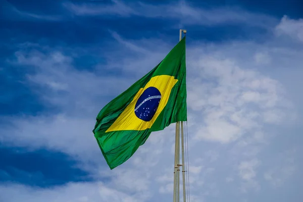 Бразильський Прапор Летить Щоглі Блакитним Небом Хмарами Задньому Плані Національний — стокове фото