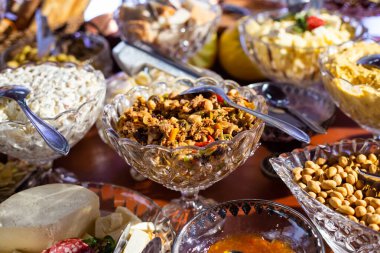 Çeşitli gastronomik seçenekleri olan bir parti büfe tablosunun ayrıntıları.