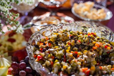 Çeşitli gastronomik seçenekleri olan bir parti büfe tablosunun ayrıntıları.