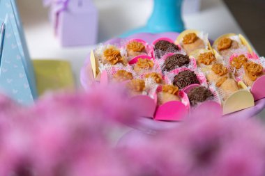 Çocukların doğum günü partisi için dekore edilmiş şeker masası. Doğum günü partisi masasında şekerler.