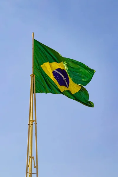 Бразильський Прапор Бразильський Прапор Летить Щоглі Синім Небом Задньому Плані — стокове фото