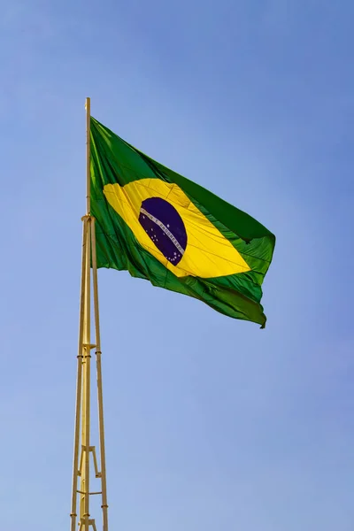 Bandera Brasil Bandera Brasileña Ondeando Mástil Con Cielo Azul Fondo — Foto de Stock