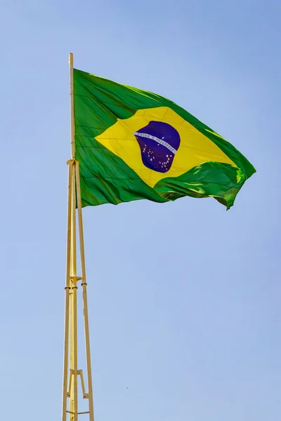 Bandera Brasil Bandera Brasileña Ondeando Mástil Con Cielo Azul Fondo — Foto de Stock