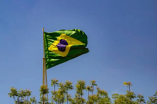 Bandeira Brasil Bandeira Brasileira Içada Poste Com Céu Azul Fundo — Fotografia de Stock
