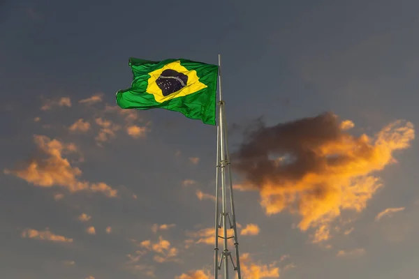 Brezilya Bayrağı Rüzgarda Dalgalanıyor Dalgalanıyor Brezilya Bayrağı Gökyüzü Alacakaranlıkta Bulutlarla — Stok fotoğraf