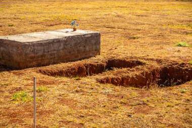  Mezarlıktaki açık mezarların detayları. Mezarlar için kazılmış çukurlar..