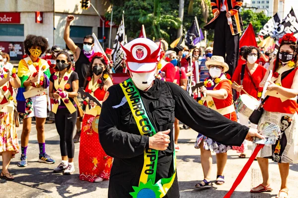 ブラジル大統領ジェール ボルソナーロに対する抗議の間に撮影された写真 抗議中のグループ によるパフォーマンス — ストック写真