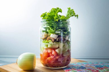 Cam kavanozdaki taze salata. Sanayileşmiş gıdalar için salatayla paketlenmiş cam kavanozu tekrar kullanmak..