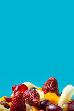 Tiffany 'nin mavi arka planına sahip çeşitli meyveler..