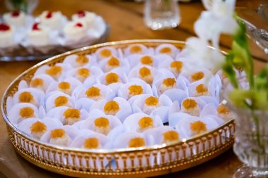 Parti için dekore edilmiş bir masanın üzerine biraz şeker. Partide şeker masası.