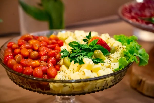Tigela Cheia Tomates Queijos Azeitonas Ampla Variedade Alimentos Organizados Uma — Fotografia de Stock