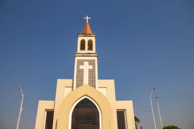 Arka planda mavi gökyüzü olan açık ve güneşli bir günde Sao Benedito Kilisesi 'nin cephesi. Paroquia de Sao Benedito na cidade de Neropolis.