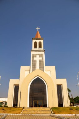 Arka planda mavi gökyüzü olan açık ve güneşli bir günde Sao Benedito Kilisesi 'nin cephesi. Paroquia de Sao Benedito na cidade de Neropolis.