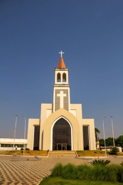 Arka planda mavi gökyüzü olan açık ve güneşli bir günde Sao Benedito Kilisesi 'nin cephesi. Paroquia de Sao Benedito na cidade de Neropolis.
