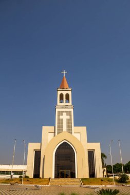 Arka planda mavi gökyüzü olan açık ve güneşli bir günde Sao Benedito Kilisesi 'nin cephesi. Paroquia de Sao Benedito na cidade de Neropolis.