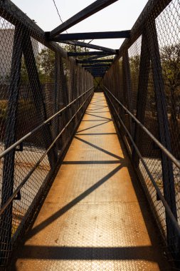 Goias eyaletinde yaya geçidi için yaya köprüsü.