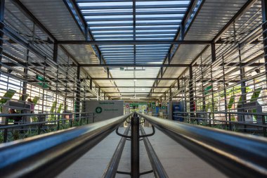 Goinia BRT (Otobüs Hızlı Ulaşım) sisteminin girişinde kentsel hareketlilik altyapısı.