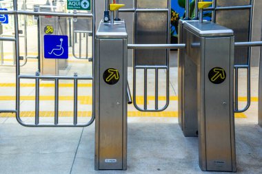 Goinia BRT (Otobüs Hızlı Geçiş) sisteminde Bilet Kontrol Noktası ve Doğrulama Alanı.
