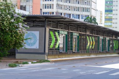 Goiania 'daki modern BRT altyapısı Avenida Goias' ın peyzajına entegre edilmiştir..